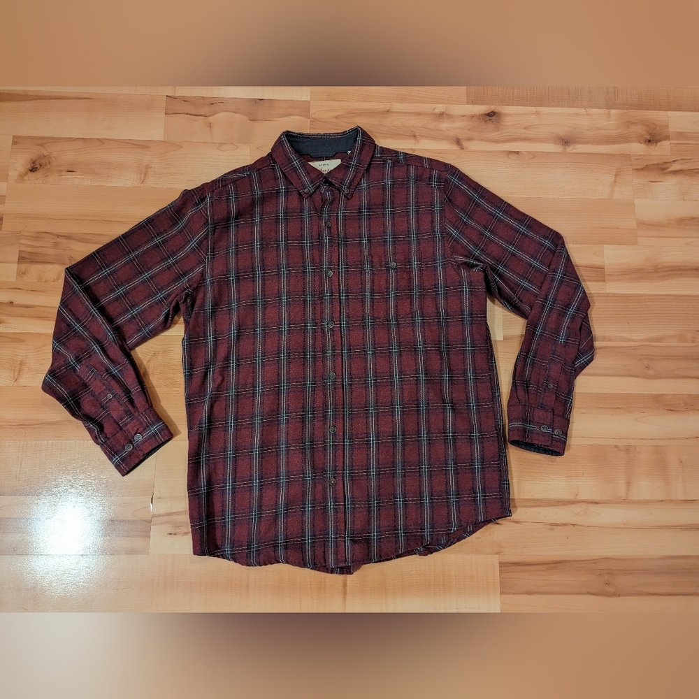 Men's size large flannel button down shirt. Weatherproof brand. Soft. Never worn